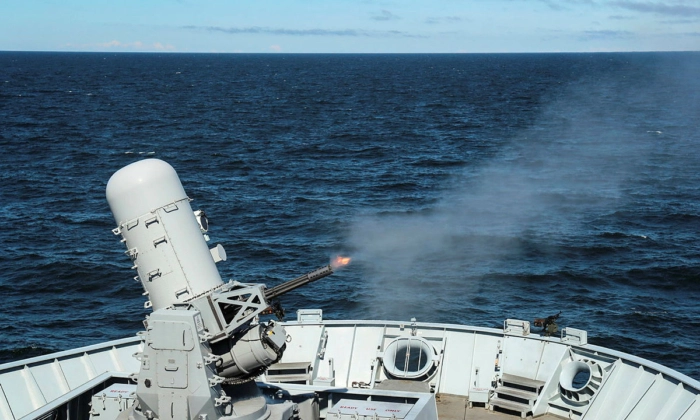 Los artilleros a bordo del HMS Albion disparan un cañón Phalanx durante un ejercicio de la OTAN en el mar Báltico el 7 de junio de 2019. (Foto: Ministerio de Defensa)