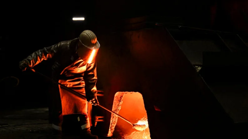 Un trabajador siderúrgico en el alto horno (Hochofen) Schwelgern en la acería de Thyssenkrupp Steel Europe AG en Duisburgo, Alemania, el 10 de diciembre de 2024. Ina Fassbender/AFP vía Getty Images
