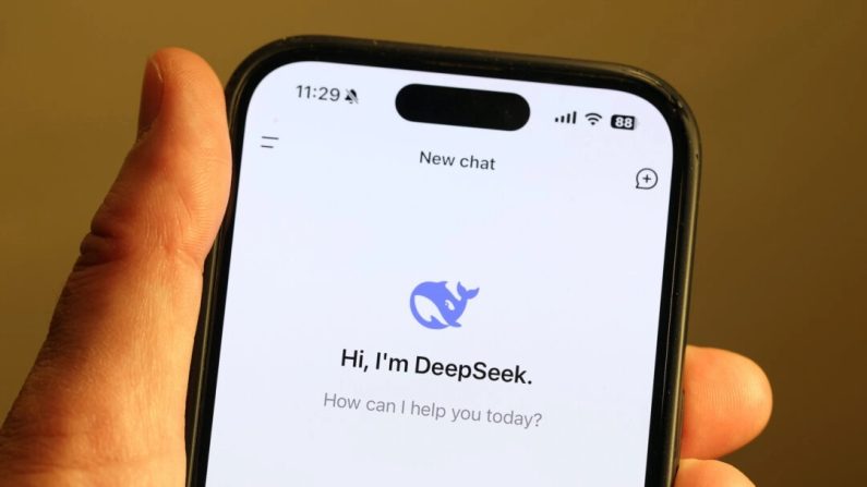 Foto ilustrativa: La aplicación DeepSeek se muestra en la pantalla de un iPhone en San Anselmo, California, el 27 de enero de 2025. (Justin Sullivan/Getty Images)
