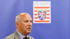 El ministro del Interior del estado alemán de Hesse critica los «falsos vuelos de repatriación»