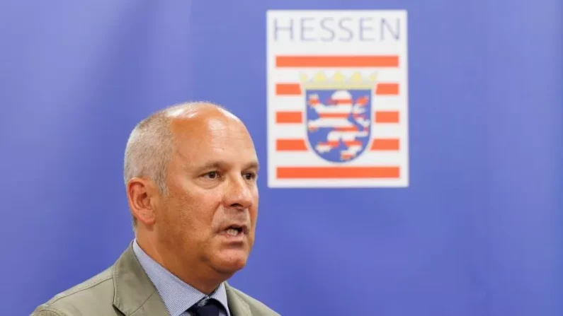 El ministro de Interior de Hesse, Roman Poseck (CDU), critica la práctica de expulsiones del Gobierno federal por considerarla política simbólica y «falsos vuelos de repatriación». (Foto: Lando Hass/dpa)