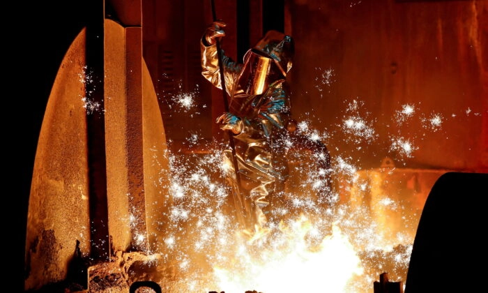 Un trabajador siderúrgico del conglomerado industrial alemán ThyssenKrupp AG toma una muestra de hierro en bruto de un alto horno en la mayor fábrica de acero de Alemania, en Duisburgo, el 28 de enero de 2019. (Wolfgang Rattay/Reuters)