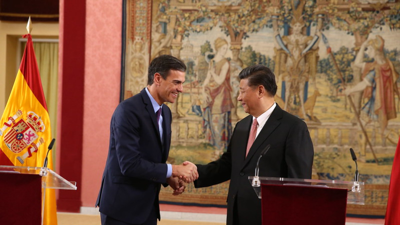 28/11/2018. El presidente Pedro Sánchez y el presidente de la República Popular China, Xi Jinping, se saludan al término de sus intervenciones ante el Consejo Asesor Empresarial España-China. Foto: Moncloa vía Flickr
