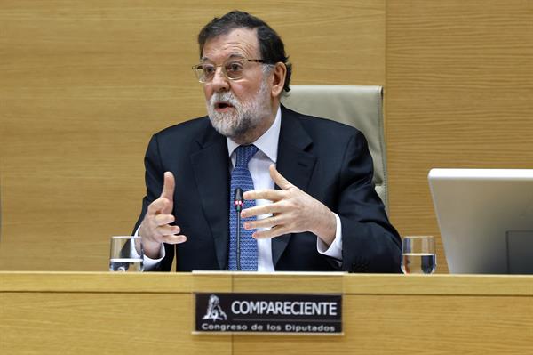El expresidente del gobierno español, Mariano Rajoy, comparece el 5 de marzo de 2025 ante la comisión de investigación del Congreso sobre la llamada Operación Cataluña, la presunta trama parapolicial orquestada durante su mandato para atacar al independentismo catalán. (EFE/ JJ. Guillén)