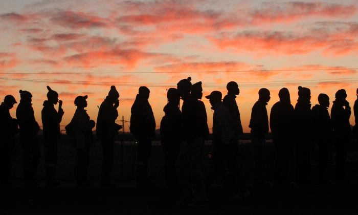 Algunos de los miles de mineros de platino se presentan a trabajar en la mina de platino de Lonmin, Anglo American en Marikana, Sudáfrica, el 25 de junio de 2014. Denis Farrell/AP Photo
