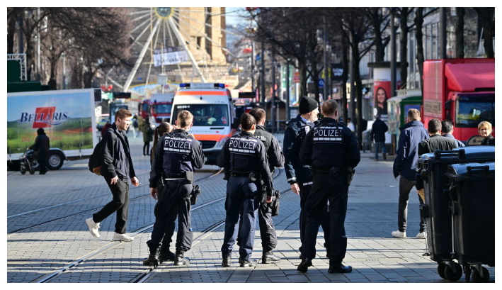 La policía asegura el área cercana al lugar donde se produjo un ataque con un automóvil en Mannheim, suroeste de Alemania, el 3 de marzo de 2025. (Sasha Schuermann/AFP vía Getty Images)