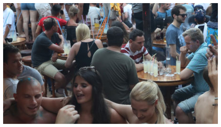 Imagen de archivo. Visitantes celebran en una cervecería en Palma de Mallorca, España. (Sean Gallup/Getty Images)