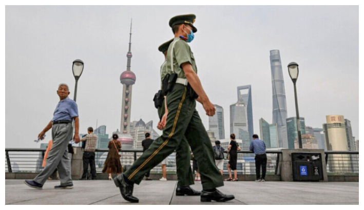 La policía paramilitar china camina por el paseo marítimo de Bund a lo largo del río Huangpu en el distrito de Huangpu en Shanghái el 15 de junio de 2023. (Hector Retamal/AFP a través de Getty Images)