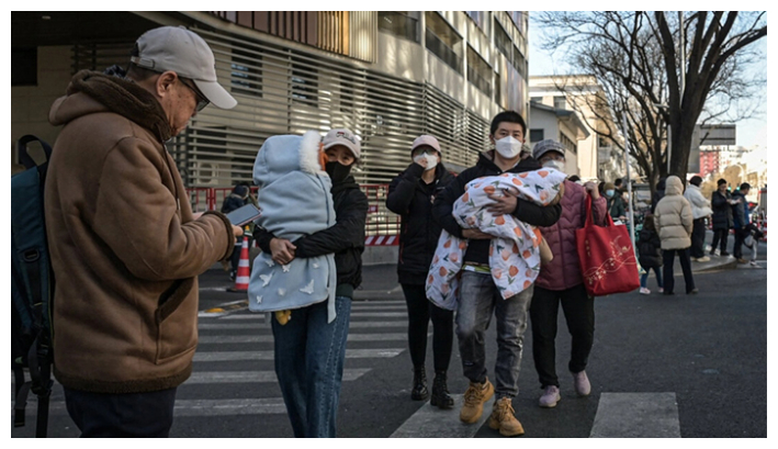 Personas con sus hijos salen de un hospital infantil en Pekín el 10 de enero de 2025. (Jade Gao/AFP a través de Getty Images)