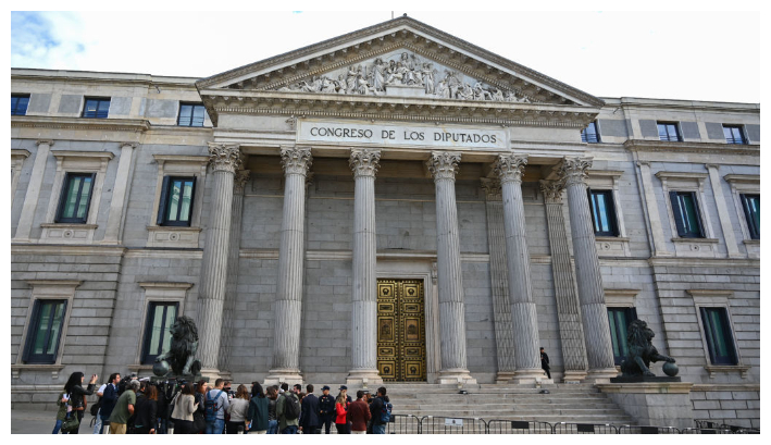 Periodistas esperan fuera del edificio del Parlamento en Madrid, el 21 de mayo de 2019 (Gabriel Bouys /AFP a través de Getty Images)