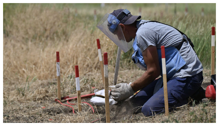 Un desminador de la ONG HALO Trust despeja minas en un campo a las afueras de la aldea de Snigurivka, en la región de Mykolaiv, el 4 de junio de 2024, en plena invasión rusa de Ucrania. (Genya Savilov/AFP a través de Getty Images)