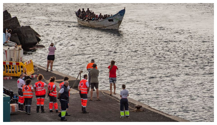 Un barco de Salvamento Marítimo, organismo de búsqueda y rescate marítimo español, escolta una embarcación cayuco con 74 migrantes, entre ellos 8 mujeres y 5 niños, en el puerto de La Restinga, en la isla canaria de El Hierro, el 17 de septiembre de 2024. (Antonio Sempere/AFP vía Getty Images)