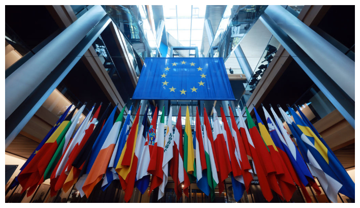 Banderas de los Estados miembros de la Unión Europea en el atrio del edificio del Parlamento Europeo el 21 de mayo de 2024 en Estrasburgo, Francia. Los 28 países miembros de la Unión Europea celebrarán elecciones al Parlame