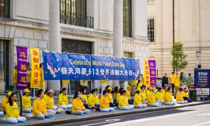 Los practicantes de Falun Gong (Falun Dafa) celebran el Día Mundial de Falun Dafa (13 de mayo) en el centro de Londres el 10 de mayo de 2021. Yanning Qi/The Epoch Times
