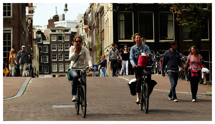 Los ciclistas se abren paso por las calles de la ciudad el 11 de mayo de 2009 en Ámsterdam, Países Bajos. Las 750 000 personas que viven en Ámsterdam poseen más de 600 000 bicicletas. (Mark Dadswell/Getty Images)