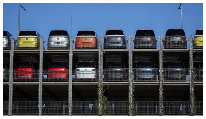 Los nuevos vehículos VW ID Buzz, microbuses totalmente eléctricos de división de Vehículos Comerciales de Volkswagen, se ven aparcados antes de su entrega en la planta de vehículos comerciales de Volkswagen (VW) en Hannover, en el norte de Alemania, el 20 de diciembre de 2024. (Ronny Hartmann / AFP a través de Getty Images)