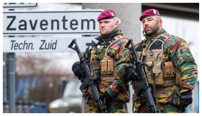 Soldados del ejército belga patrullan en el aeropuerto de Zaventem, en Bruselas, el 23 de marzo de 2016. (Geert Vanden Wijngaert/AP)