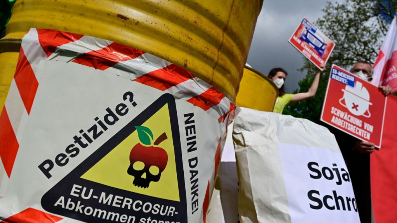Imagen de archivo. Activistas muestran pancartas junto a un barril marcado con: «Pesticidas No, Gracias, Detengan el Acuerdo UE-Mercosur» durante una protesta de varias ONG contra el acuerdo de libre comercio UE-Mercosur (John Macdougall/AFP vía Getty Images)