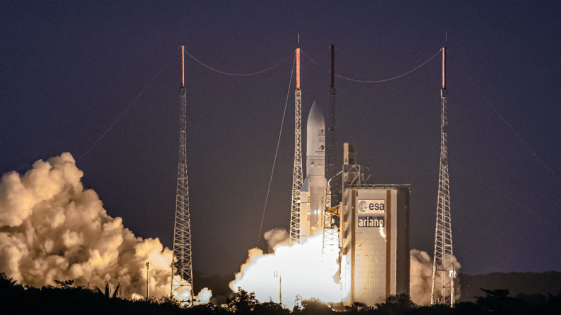Una fotografía muestra el cohete Ariane 5 de Arianespace con el satélite EUTELSAT Konnect VHTS (satélite de muy alto rendimiento) a bordo, despegando de la plataforma de lanzamiento en el Puerto Espacial Europeo, en el Centro Espacial de Guayana en Kourou, Guayana Francesa, el 7 de septiembre de 2022. El satélite debería proporcionar acceso a internet de alta velocidad en toda Europa, especialmente en regiones aisladas con poca cobertura (Jody amiet / AFP vía Getty Images)