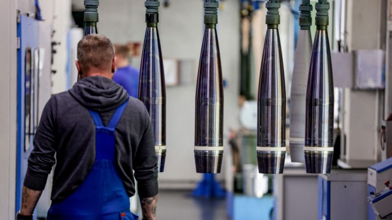 Un técnico de la empresa armamentística y fabricante de equipos automovilísticos alemana Rheinmetall trabaja en munición de 155 mm que se entregará a las fuerzas ucranianas para el Panzerhaubitze 2000 (obús blindado 2000), el 6 de junio de 2023. (Axel Heimenken/AFP a través de Getty Images)