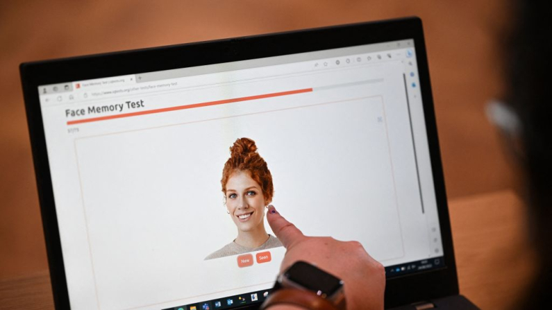 Un «superreconocedor» hace una demostración en un ordenador portátil de una prueba de memoria facial durante un evento mediático en un centro de formación de la policía de Thames Valley en Sulhamstead, cerca de Reading, el 24 de agosto de 2023. Justin Tallis /AFP vía Getty Images)