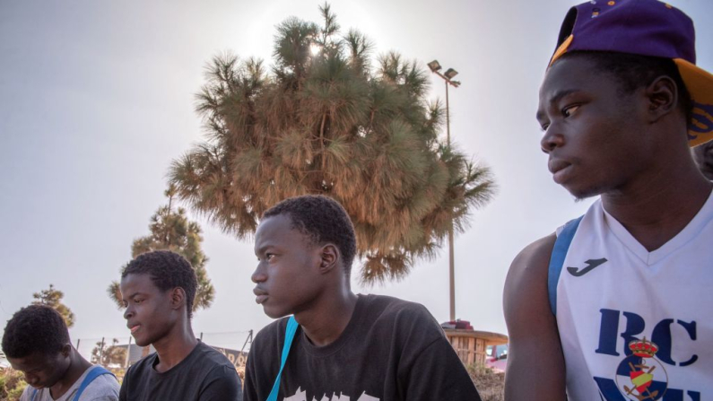 Menores migrantes llegan para entrenarse como parte del proyecto de fútbol Sansofe, en la isla canaria de Tenerife, el 17 de octubre de 2023. (Desiree Martin / AFP vía Getty Images)