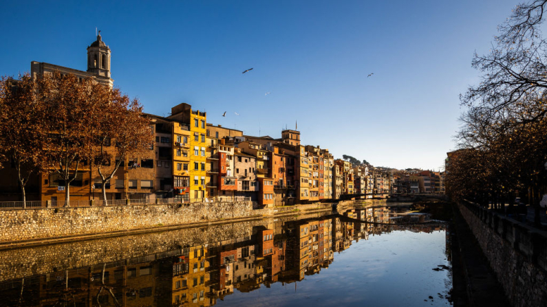 Vista de las coloridas fachadas de Girona y su reflejo en los puentes de la ciudad desde la orilla del río Onyar en Girona, Cataluña, en el norte de España, el 27 de diciembre de 2024. (Jc Milhet / Hans Lucas / Hans Lucas vía AFPvía Getty Images)