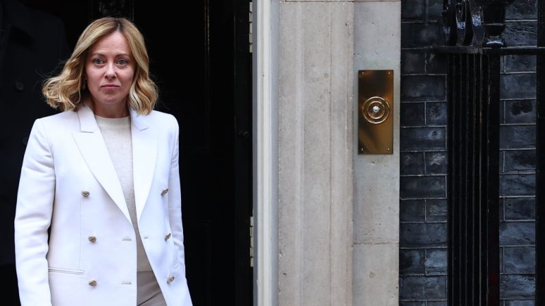 La primera ministra italiana, Giorgia Meloni, abandona el número 10 de Downing Street después de reunirse con el primer ministro británico, Keir Starmer, el 2 de marzo de 2025 en Londres, Inglaterra. (Peter Nicholls/Imágenes Getty)