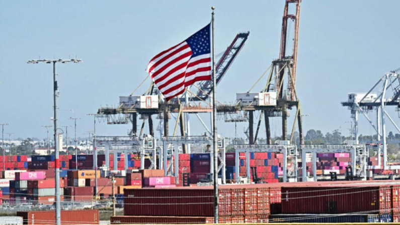 En el puerto de Long Beach el 4 de marzo de 2025 en Long Beach, California, EE. UU. (Frederic J. Brown/AFP vía Getty Images)