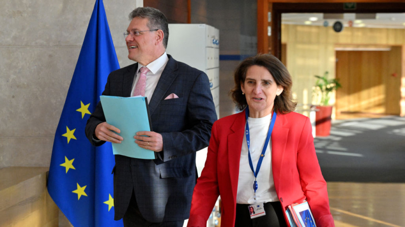El comisario de Comercio y Seguridad Económica, Relaciones Interinstitucionales y Transparencia de la UE, Maros Sefcovic (izq.), y la vicepresidenta ejecutiva de la UE para una Transición Limpia, Justa y Competitiva, Teresa Ribera (der.), llegan a la reunión semanal de comisarios en la sede de la Comisión Europea en Bruselas el 5 de marzo de 2025. (Nicolas Tucat / AFP vía Getty Images)