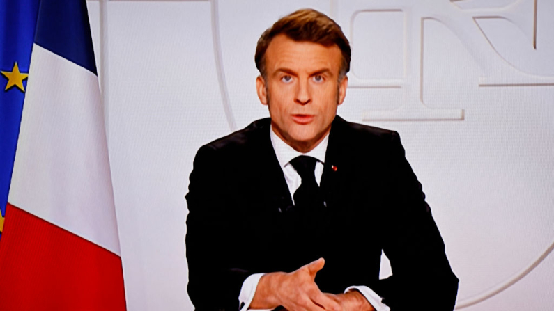 Esta fotografía tomada el 5 de marzo de 2025 muestra una pantalla de televisión que transmite al presidente de Francia, Emmanuel Macron, en una entrevista en vivo en la televisión francesa en el Palacio Presidencial del Elíseo en París. (Ludovic Marin/AFP vía Getty Images)