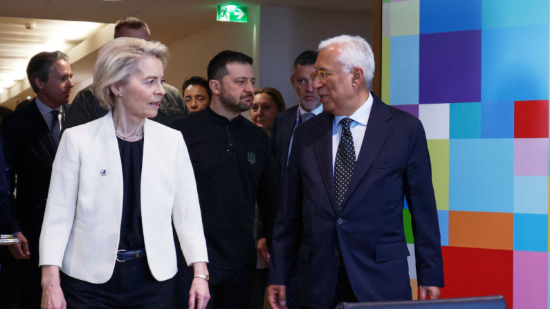 El presidente de Ucrania, Volodimir Zelenski (centro), el presidente del Consejo Europeo, Antonio Costa (derecha), y la presidenta de la Comisión Europea, Ursula von der Leyen (izquierda), llegan a una mesa redonda durante el Consejo Europeo Extraordinario para debatir el apoyo continuo a Ucrania y la defensa europea en la sede de la UE en Bruselas el 6 de marzo de 2025. (Geert Vanden Wijngaert/POOL/AFP vía Getty Images)