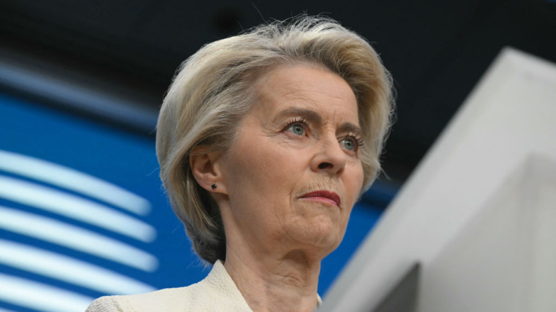 La presidenta de la Comisión Europea, Ursula von der Leyen, se dirige a los medios de comunicación durante una conferencia de prensa al final de un Consejo Europeo Extraordinario para debatir el apoyo continuo a Ucrania y la defensa europea en la sede de la UE en Bruselas el 6 de marzo de 2025. (Nicolas Tucat /AFP a través de Getty Images)