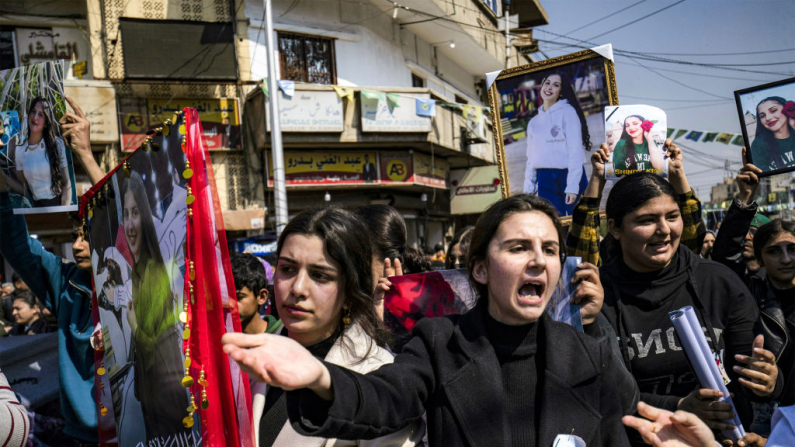 Una mujer reacciona ante una multitud reunida en la ciudad de Qamishli, al noreste de Siria, el 11 de marzo de 2025, para protestar contra la reciente ola de violencia sectaria contra la minoría alauita siria en el oeste del país, a lo largo de la costa mediterránea. (Foto de DELIL SOULEIMAN/AFP vía Getty Images)