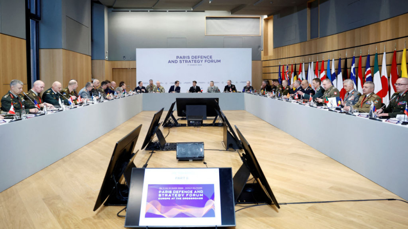 El presidente de Francia, Emmanuel Macron (centro), el ministro de las Fuerzas Armadas de Francia, Sebastien Lecornu (centro-izquierda) y el jefe de Estado Mayor de las Fuerzas Armadas de Francia (CEMA), Thierry Burkhard (centro-derecha), asisten a una reunión con los jefes de Estado Mayor de la Unión Europea y los ejércitos de la OTAN para abordar el conflicto ruso-ucraniano en curso, como parte del Foro de Defensa y Estrategia de París en el Museo de la Marina, en París, el 11 de marzo de 2025. (Sarah Meyssonnier / POOL / AFP a través de Getty Images)