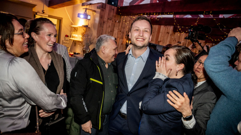 El presidente de Demokraatit, Jens-Frederik Nielsen (C), celebra durante su encuentro electoral en Nuuk, el 11 de marzo de 2025. Los demócratas de la oposición de centro-derecha han obtenido una victoria en las elecciones legislativas de Groenlandia, territorio danés, al triplicar con creces su apoyo hasta el 29,9 % de los votos, según mostraron los resultados oficiales el miércoles 12 de marzo. (Claus Rasmussen/Ritzau Scanpix/AFP vía Getty Images)