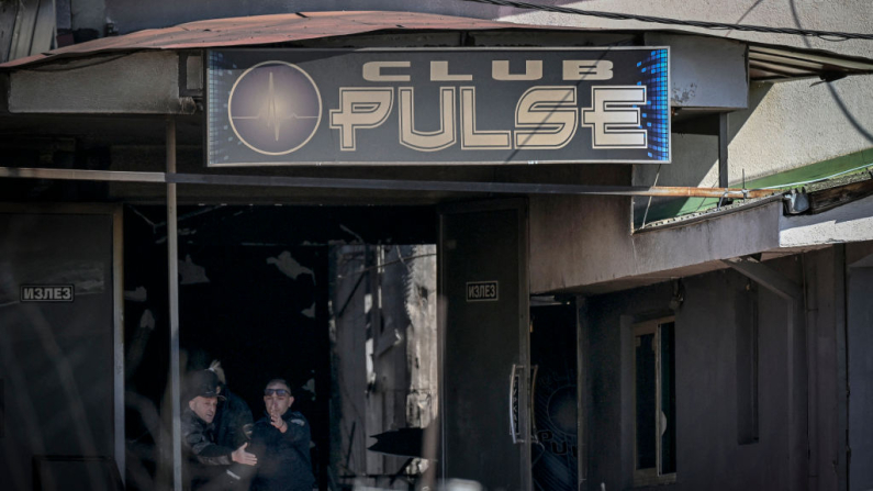 Agentes de policía inspeccionan el club nocturno en la ciudad de Kocani el 19 de marzo de 2025, mientras la nación balcánica llora a las 59 personas que murieron en el horrible incendio del club nocturno el fin de semana pasado. (Armend Nimani/AFP vía Getty Images)