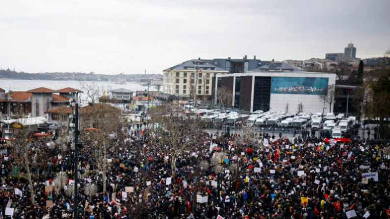 Estudiantes se manifiestan en el distrito Besiktas de Estambul el 24 de marzo de 2025 en apoyo al alcalde de la ciudad. Esto tuvo lugar antes de la gran manifestación de la tarde. Foto: Kemal Aslan/AFP vía Getty Images