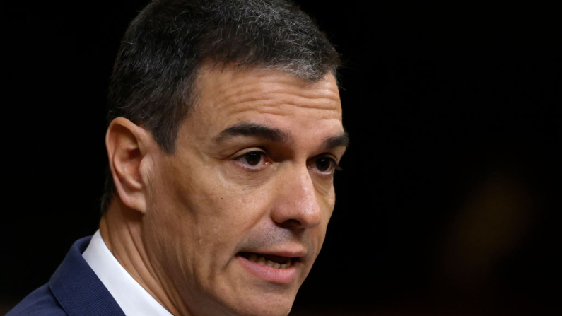 El presidente del Gobierno español, Pedro Sánchez, se dirige a los diputados sobre la situación geopolítica europea en el Congreso de los Diputados, en Madrid, el 26 de marzo de 2025. (Pierre-Philippe Marcou/ AFP vía Getty Images)