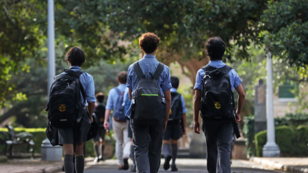 Madrid y Murcia son algunas de las comunidades que limitarán el uso pantallas digitales en colegios
