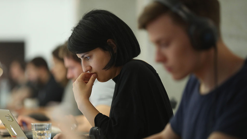 Personas trabajando con computadoras. Imagen de archivo. (Sean Gallup/Getty Images)