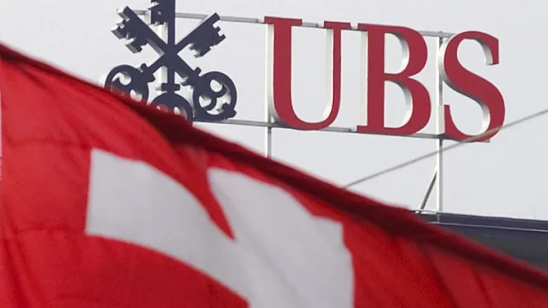 La bandera suiza frente al logo de la sede del banco UBS en Zurich.Foto: Fabrice Coffrini/AFP vía Getty Images