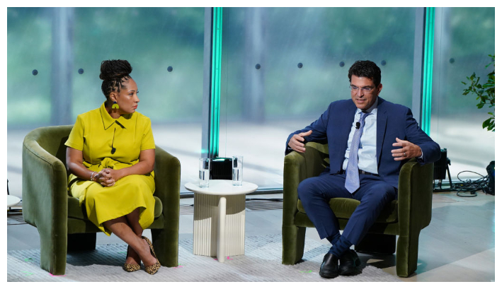 (De izq. a dcha.) Ebony Twilley Martin, directora ejecutiva de Greenpeace EE.UU., y Jason Grumet, director ejecutivo de la American Clean Power Association, hablan en el Times Center el 21 de septiembre de 2023 en Nueva York. (Bennett Raglin/Getty Images para The New York Times)