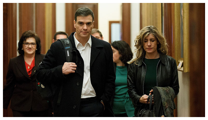 Imagen de archivo. El líder del Partido Socialista Obrero Español (PSOE), Pedro Sánchez (centro), y su esposa, Begoña Gómez (derecha), por un pasillo tras un debate en el Congreso de los Diputados en Madrid, España. (Pablo Blazquez Dominguez/Getty Images)