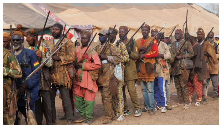 Los cazadores tradicionales malienses conocidos como donso desfilan durante una reunión en Kurukanfuga el 28 de enero de 2025. (Gousno/AFP vía Getty Images)