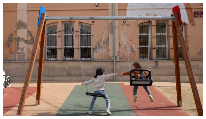 Unos niños juegan delante de un mural que representa un oso polar en el pueblo de Penelles, a 40 km de Lérida (Lérida), en Cataluña, el 15 de febrero de 2025. (Josep Lago/ AFP vía Getty Images)