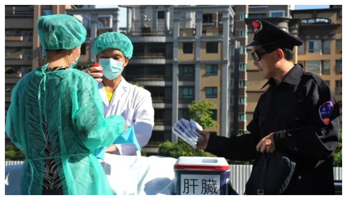 Practicantes de Falun Gong representan una escena de robo de órganos humanos para venderlos durante una manifestación en Taipéi el 20 de julio de 2014. (Mandy Cheng/AFP/Getty Images)