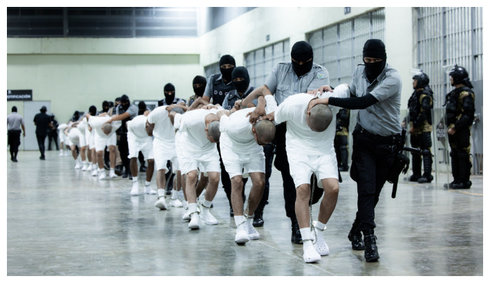 En esta foto proporcionada por el gobierno salvadoreño, guardias escoltan a los reclusos presuntamente vinculados a organizaciones criminales en el CECOT el 16 de marzo de 2025 en Tecoluca, El Salvador. El gobierno de Trump deportó a 238 presuntos miembros de las organizaciones criminales venezolanas "Tren de Aragua" y la Mara Salvatrucha, de los cuales solo 23 pertenecían a la Mara. (Gobierno salvadoreño vía Getty Images)