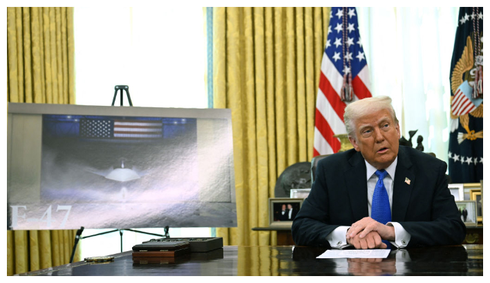 El presidente de EE. UU., Donald Trump, habla en el Despacho Oval de la Casa Blanca en Washington, DC, el 21 de marzo de 2025. Trump adjudicó a Boeing el contrato del avión de combate F-47 de próxima generación. (Annabelle Gordon/AFP a través de Getty Images)