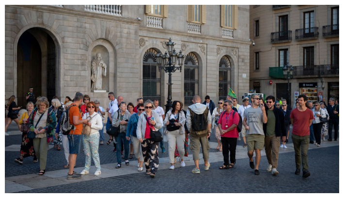 Turistas se reúnen en la plaza de Sant Jaume de Barcelona el 4 de octubre de 2024. (Josep Lago/AFP vía Getty Images)